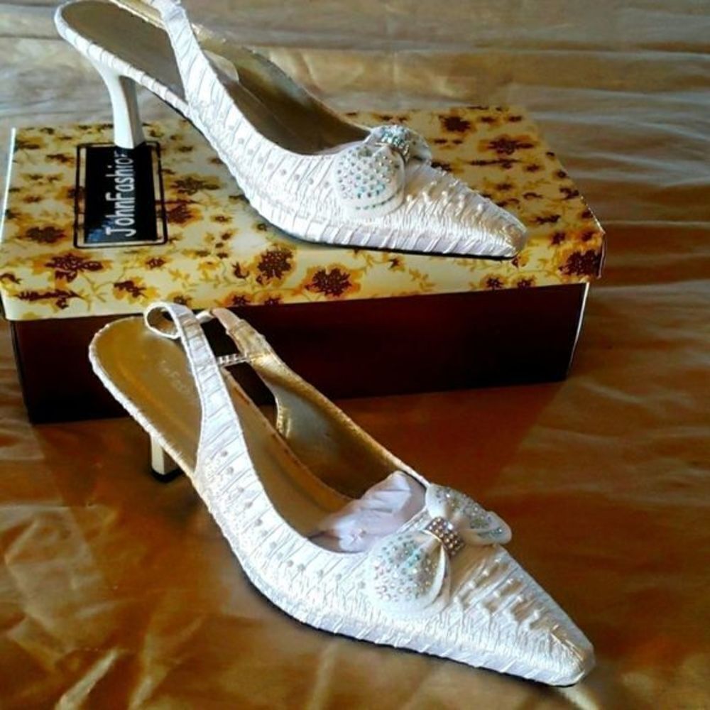 NWOT Ladies Designer Pumps by JOHN FASHION